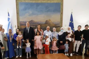 Στη Βουλή τα παιδιά της Γάζας: Καλωσόρισμα από Κακλαμάνη και Κωνσταντοπούλου