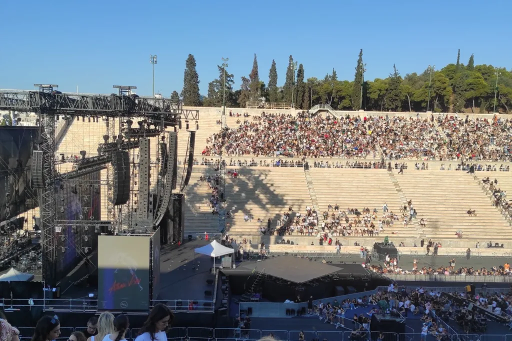 Άννα Βίσση: Πλήθος κόσμου κατακλύζει το Καλλιμάρμαρο για τη δεύτερη συναυλία ΦΩΤΟ