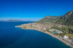 Τέλος η κολύμβηση στα Καμένα Βούρλα! Απαγορεύτηκε λόγω μικροβίων E.coli και εντερόκοκκου