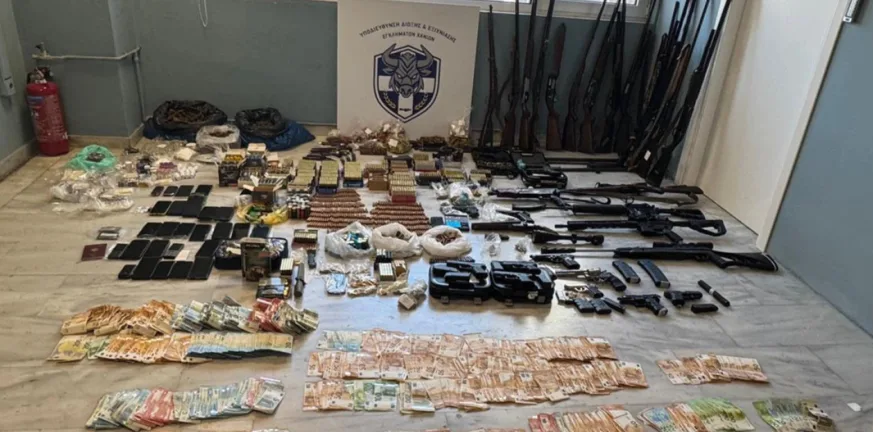 Εγκληματική οργάνωση Κρήτης: Ένα ολόκληρο δωμάτιο με ναρκωτικά, όπλα, μετρητά και εκρηκτικά!