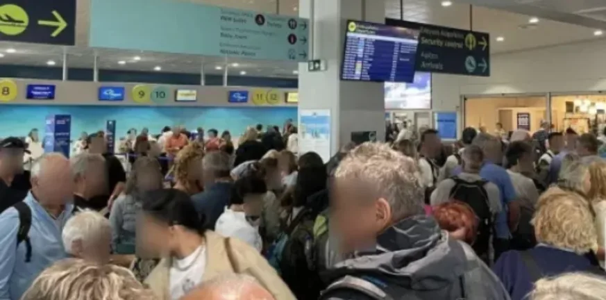 Κακοκαιρία στην Κεφαλονιά: Προβλήματα στις πτήσεις, δεκάδες επιβάτες εγκλωβισμένοι ΦΩΤΟ