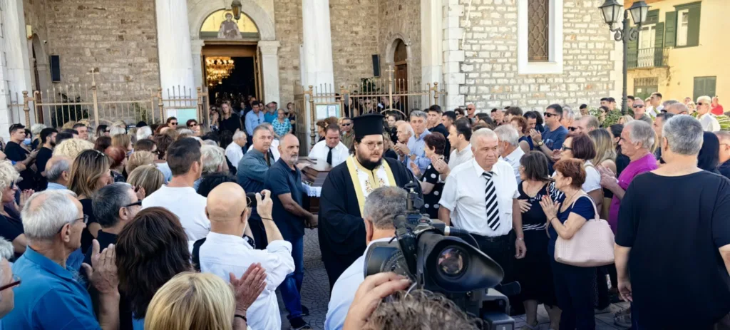 Μεσολόγγι: Το τελευταίο “πλάνο” για τον καμεραμάν Γιώργο Παυλάκη - Ήταν όλοι εκεί για να τον αποχαιρετήσουν ΦΩΤΟ