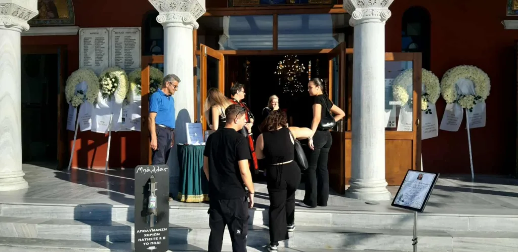 «Στο λατρευτό μας παλικάρι», ράγισαν και οι πέτρες στο τελευταίο «αντίο» στον Ιάσονα ΦΩΤΟ
