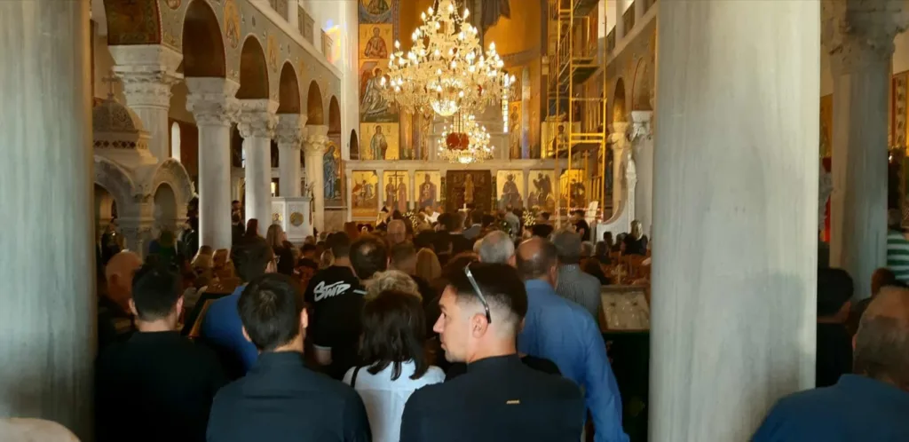 «Στο λατρευτό μας παλικάρι», ράγισαν και οι πέτρες στο τελευταίο «αντίο» στον Ιάσονα ΦΩΤΟ