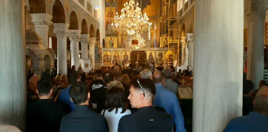 «Στο λατρευτό μας παλικάρι», ράγισαν και οι πέτρες στο τελευταίο «αντίο» στον Ιάσονα ΦΩΤΟ