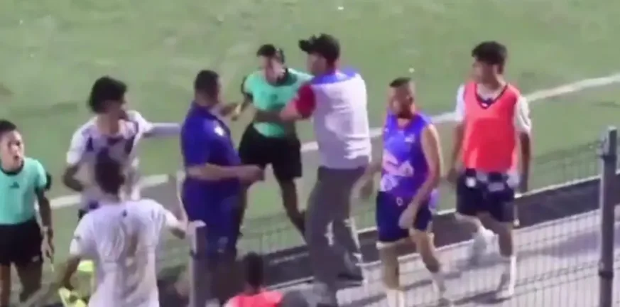 Χαμός στην Κολομβία: Γυναίκα διαιτητής δέχτηκε χαστούκι και έγινε χαμός! ΒΙΝΤΕΟ