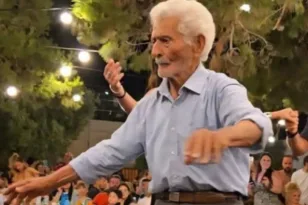 Ο «χορευταράς παππούς» της Σχοινούσας δεν είναι πια εδώ: Αποχαιρετούν τον Γιώργο Κωβαίο στα 92 του