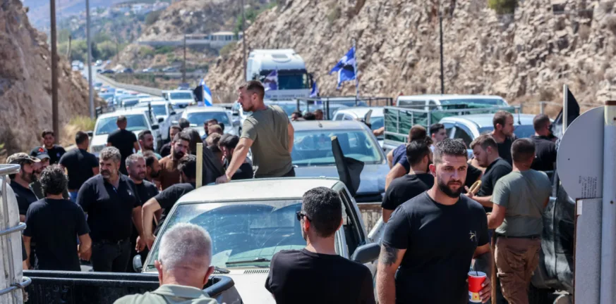 Ηράκλειο: Τέλος τα μπλόκα στο αεροδρόμιο, οι ουρές χιλιόμετρα! ΦΩΤΟ, ΒΙΝΤΕΟ Ηράκλειο: Τέλος τα μπλόκα στο αεροδρόμιο, οι ουρές χιλιόμετρα! ΦΩΤΟ, ΒΙΝΤΕΟ