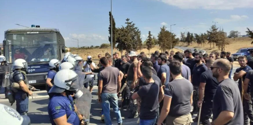 Κρήτη: Κτηνοτρόφοι στον κόμβο του αεροδρομίου Ηρακλείου - Γιατί κινητοποιούνται Κρήτη: Κτηνοτρόφοι στον κόμβο του αεροδρομίου Ηρακλείου - Γιατί κινητοποιούνται