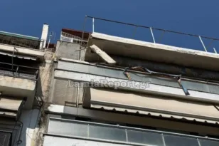 Παραλίγο να πέσει ο...ουρανός στο κεφάλι τους, ξεκόλλησε μεγάλο κομμάτι από βεράντα! ΒΙΝΤΕΟ