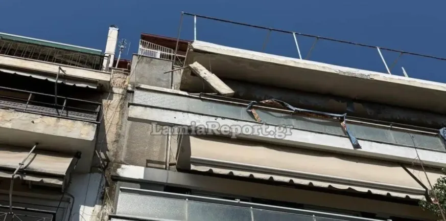 Παραλίγο να πέσει ο...ουρανός στο κεφάλι τους, ξεκόλλησε μεγάλο κομμάτι από βεράντα! ΒΙΝΤΕΟ