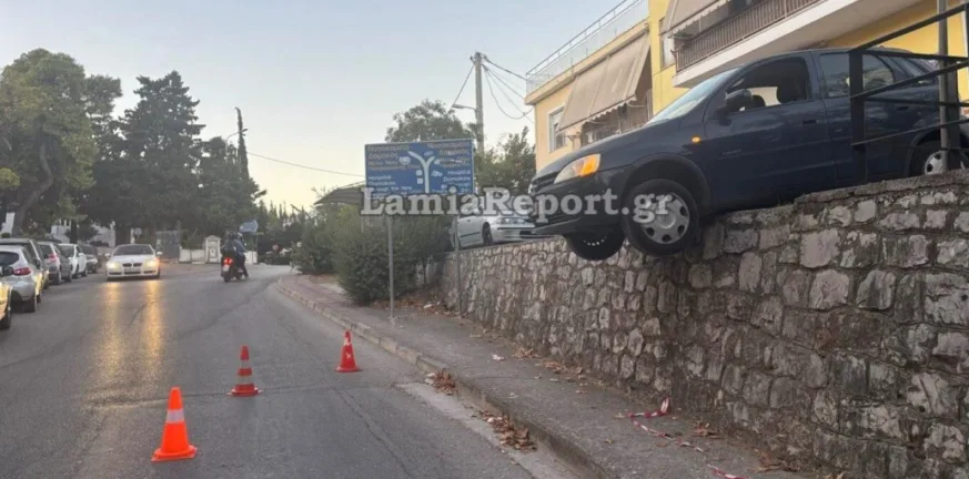 Λαμία: Αυτοκίνητο έμεινε στον «αέρα» - Ασυνήθιστο τροχαίο το απόγευμα του Σαββάτου ΒΙΝΤΕΟ