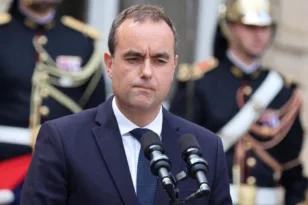 Πρώτη απόφαση Λεκορνύ: Ακυρώνει το σχέδιο Μπαϊρού για περικοπή δύο αργιών