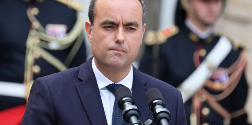 Πρώτη απόφαση Λεκορνύ: Ακυρώνει το σχέδιο Μπαϊρού για περικοπή δύο αργιών