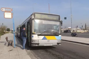 Άγριος καβγάς σε λεωφορείο στο Ίλιον: Ανήλικος γρονθοκόπησε οδηγό και του έσπασε δόντι