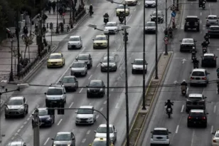 Συγγρού: Σχολικό λεωφορείο έπεσε σε διάζωμα – Τραυματίστηκε η οδηγός, κυκλοφοριακό χάος