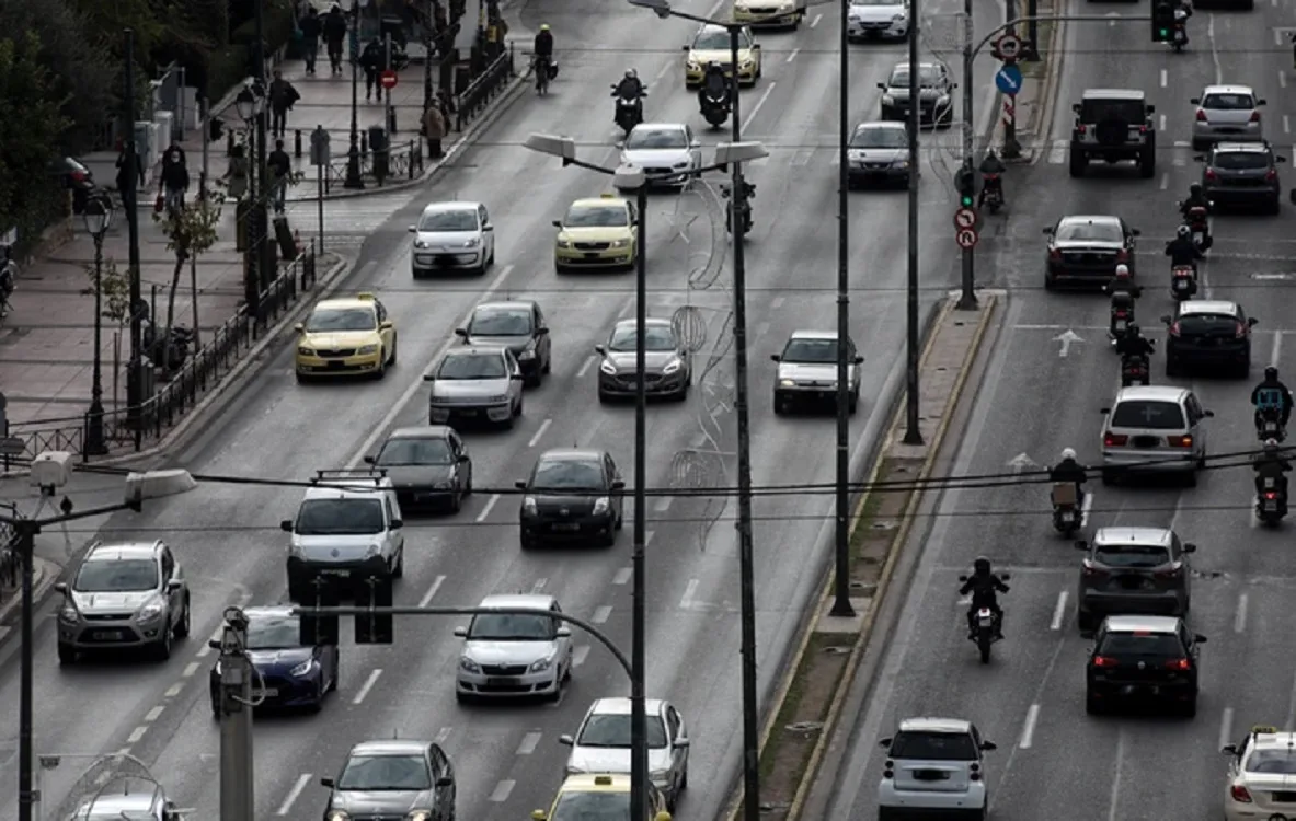 Συγγρού: Σχολικό λεωφορείο έπεσε σε διάζωμα – Τραυματίστηκε η οδηγός, κυκλοφοριακό χάος
