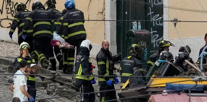 Λισαβόνα: Τρίχρονος σώθηκε από τα συντρίμμια του τελεφερίκ, νεκρός ο πατέρας του, σε κρίσιμη κατάσταση η μητέρα Λισαβόνα: Τρίχρονος σώθηκε από τα συντρίμμια του τελεφερίκ, νεκρός ο πατέρας του, σε κρίσιμη κατάσταση η μητέρα