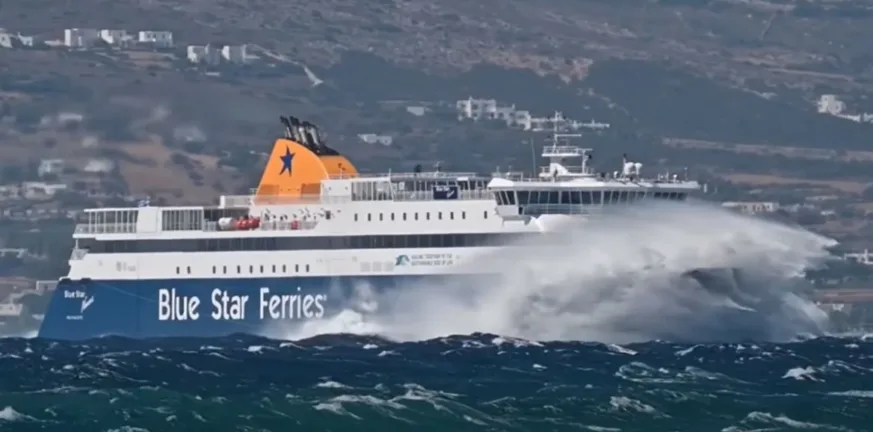 Με κομμένη την ανάσα η μάχη με τα κύματα του Blue Star Naxos στο στενό Πάρου – Νάξου ΒΙΝΤΕΟ Με κομμένη την ανάσα η μάχη με τα κύματα του Blue Star Naxos στο στενό Πάρου – Νάξου ΒΙΝΤΕΟ