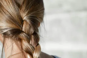 Αυτές είναι οι δύο διατροφικές συνήθειες που αδυνατίζουν τα μαλλιά