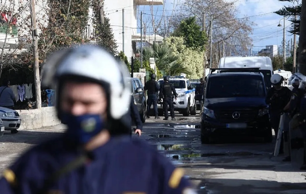 Ευρεία αστυνομική επιχείρηση στις Αχαρνές: Δέκα συλλήψεις, κατασχέσεις και αποξήλωση παράνομων συνδέσεων