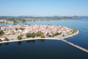 «Πέθανες, πέθανες, θα περπατάς στον δρόμο με φουστίτσα»! Χαμός στο Δημοτικό συμβούλιο Μεσολογγίου ΒΙΝΤΕΟ