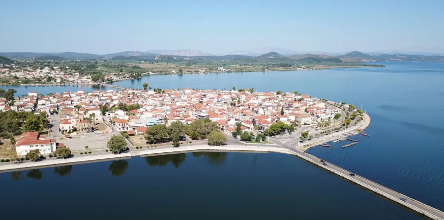 «Πέθανες, πέθανες, θα περπατάς στον δρόμο με φουστίτσα»! Χαμός στο Δημοτικό συμβούλιο Μεσολογγίου ΒΙΝΤΕΟ