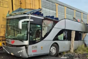 Μεξικό: 8 και 45 τραυματίες σε σύγκρουση τρένου με διώροφο λεωφορείο ΒΙΝΤΕΟ