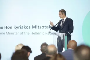 «Εξετάζουμε την απαγόρευση των social media σε ανήλικους κάτω των 16 ετών»