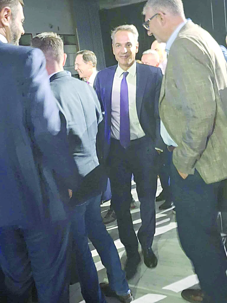 ΔΕΘ: Φορολογική μεταρρύθμιση «ανάσα» στη μεσαία τάξη, τα τρία «ΟΧΙ» Μητσοτάκη Ο απεσταλμένος της «Π» με τον πρωθυπουργό Κυριάκο Μητσοτάκη. Αριστερά διακρίνεται και ο κυβερνητικός εκπρόσωπος Παύλος Μαρινάκης