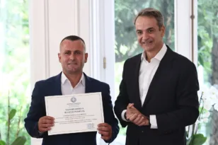Ο ήρωας του Αράχθου έγινε Έλληνας πολίτης – Η τιμή του Μητσοτάκη στον Γκόγκα Λεβιάν