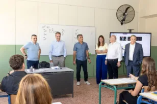 Μητσοτάκης-Ζαχαράκη στα Δημόσια Ωνάσεια Περιστερίου: Ανακαινισμένα σχολεία, ψηφιακά εργαλεία και στόχος για 22 μονάδες