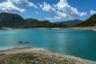 SOS για τον Μόρνο: Στη μικρότερη έκταση της δεκαετίας η λίμνη, στο κόκκινο τα αποθέματα νερού