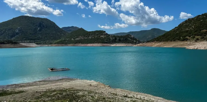 SOS για τον Μόρνο: Στη μικρότερη έκταση της δεκαετίας η λίμνη, στο κόκκινο τα αποθέματα νερού