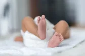 Οι μαρτυρίες και τα σημάδια που αγνοήθηκαν, το πόρισμα Γκότση για το 2,5 μηνών βρέφος που κατέληξε στην Πάτρα
