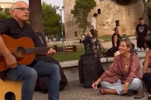 «Μουσικοί του δρόμου» η Μποφίλιου και ο πατέρας της, στη Θεσσαλονίκη