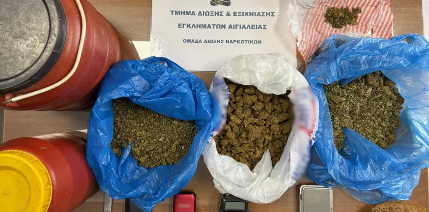 Αίγιο: Κοντέινερ-κρησφύγετο ναρκωτικών – Σύλληψη άνδρα με 380 γραμμάρια κάνναβης ΦΩΤΟ Αίγιο: Κοντέινερ-κρησφύγετο ναρκωτικών – Σύλληψη άνδρα με 380 γραμμάρια κάνναβης ΦΩΤΟ