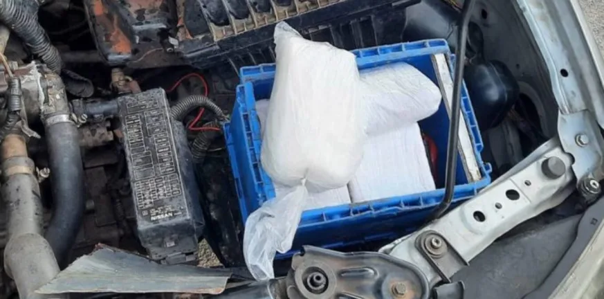 Πιάστηκε στη «φάκα» με κρυμμένα ναρκωτικά και κοκαΐνη στη μηχανή του ΙΧ του Πιάστηκε στη «φάκα» με κρυμμένα ναρκωτικά και κοκαΐνη στη μηχανή του ΙΧ του