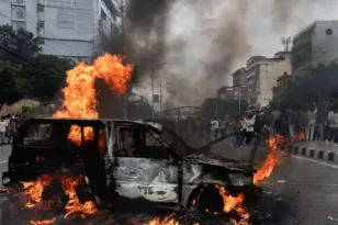 Διαδηλωτής στο Νεπάλ κλωτσάει τον υπουργό Οικονομικών και τον εκτοξεύει σε τοίχο! ΒΙΝΤΕΟ