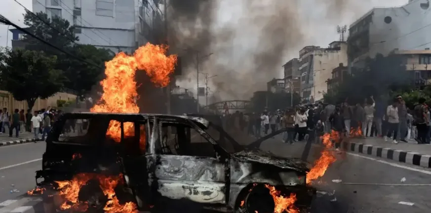 Διαδηλωτής στο Νεπάλ κλωτσάει τον υπουργό Οικονομικών και τον εκτοξεύει σε τοίχο! ΒΙΝΤΕΟ Διαδηλωτής στο Νεπάλ κλωτσάει τον υπουργό Οικονομικών και τον εκτοξεύει σε τοίχο! ΒΙΝΤΕΟ