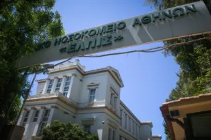 Όλα καλά και λήξη συναγερμού για τον άνδρα που απειλούσε να πέσει στο κενό στο νοσοκομείο ΕΛΠΙΣ