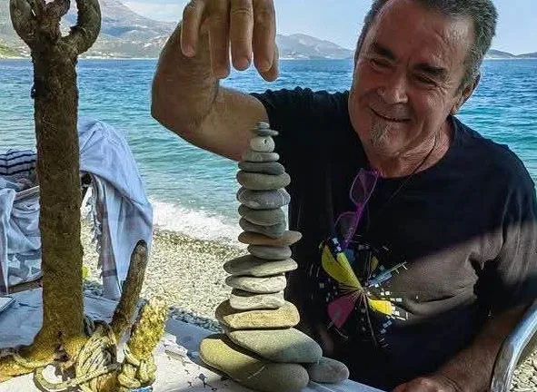 Ο Ελισσαίος Βγενόπουλος αποχαιρετά τον αδερφό του Ντίνο: «Χτες που έφυγε ο Ντίνος, ο ουρανός μούγκριζε γκρι»