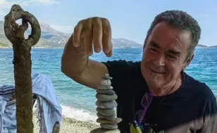 Ο Ελισσαίος Βγενόπουλος αποχαιρετά τον αδερφό του Ντίνο: «Χτες που έφυγε ο Ντίνος, ο ουρανός μούγκριζε γκρι»