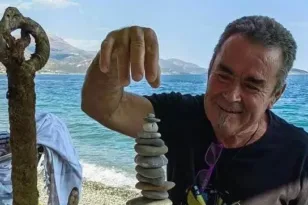 Ο Ελισσαίος Βγενόπουλος αποχαιρετά τον αδερφό του Ντίνο: «Χτες που έφυγε ο Ντίνος, ο ουρανός μούγκριζε γκρι»