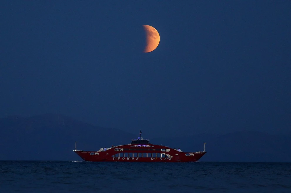 «Ματωμένο Φεγγάρι»: Εντυπωσιακές εικόνες από την ολική έκλειψη Σελήνης ΦΩΤΟ