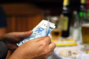 Ειδικό εποχικό βοήθημα 2025: Την Τετάρτη ξεκινούν οι αιτήσεις
