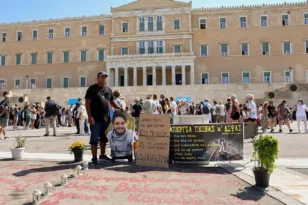 Τέμπη: Απεργία πείνας και δίψας από τον πατέρα θύματος – Ζητά την εκταφή του γιου του