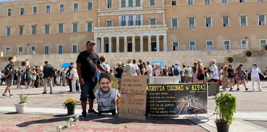 Τέμπη: Απεργία πείνας και δίψας από τον πατέρα θύματος – Ζητά την εκταφή του γιου του