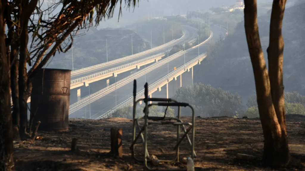 Περιμετρική Πάτρας: Μεγάλες ζημιές, αλλά σώθηκε από τη φωτιά, οι εργασίες αποκατάστασης ΦΩΤΟ