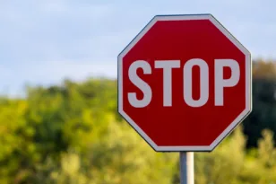 Κάτω Αχαΐα: Έκρυψε πινακίδα STOP με πανί και συνελήφθη